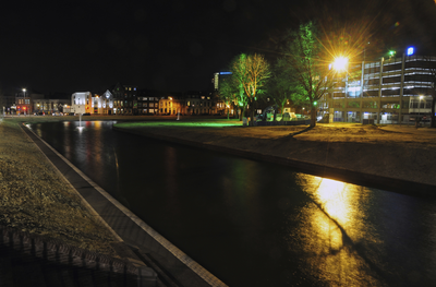 900499 Gezicht op de opnieuw aangelegde Stadsbuitengracht te Utrecht, vanaf de Daalsesingel, bij avond, met rechts het ...
